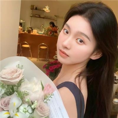 出墙红杏两家春